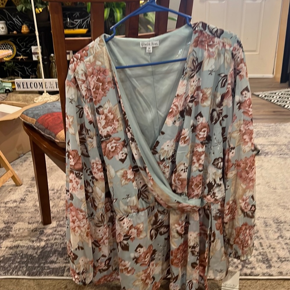 Ophelia Roe, Tiel floral, blouse.